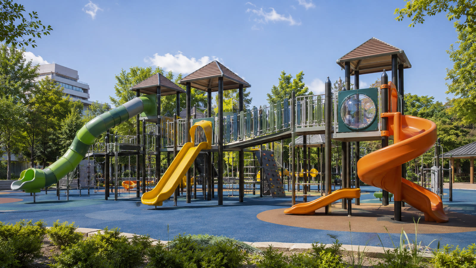 Modern geniş çocuk oyun parkı